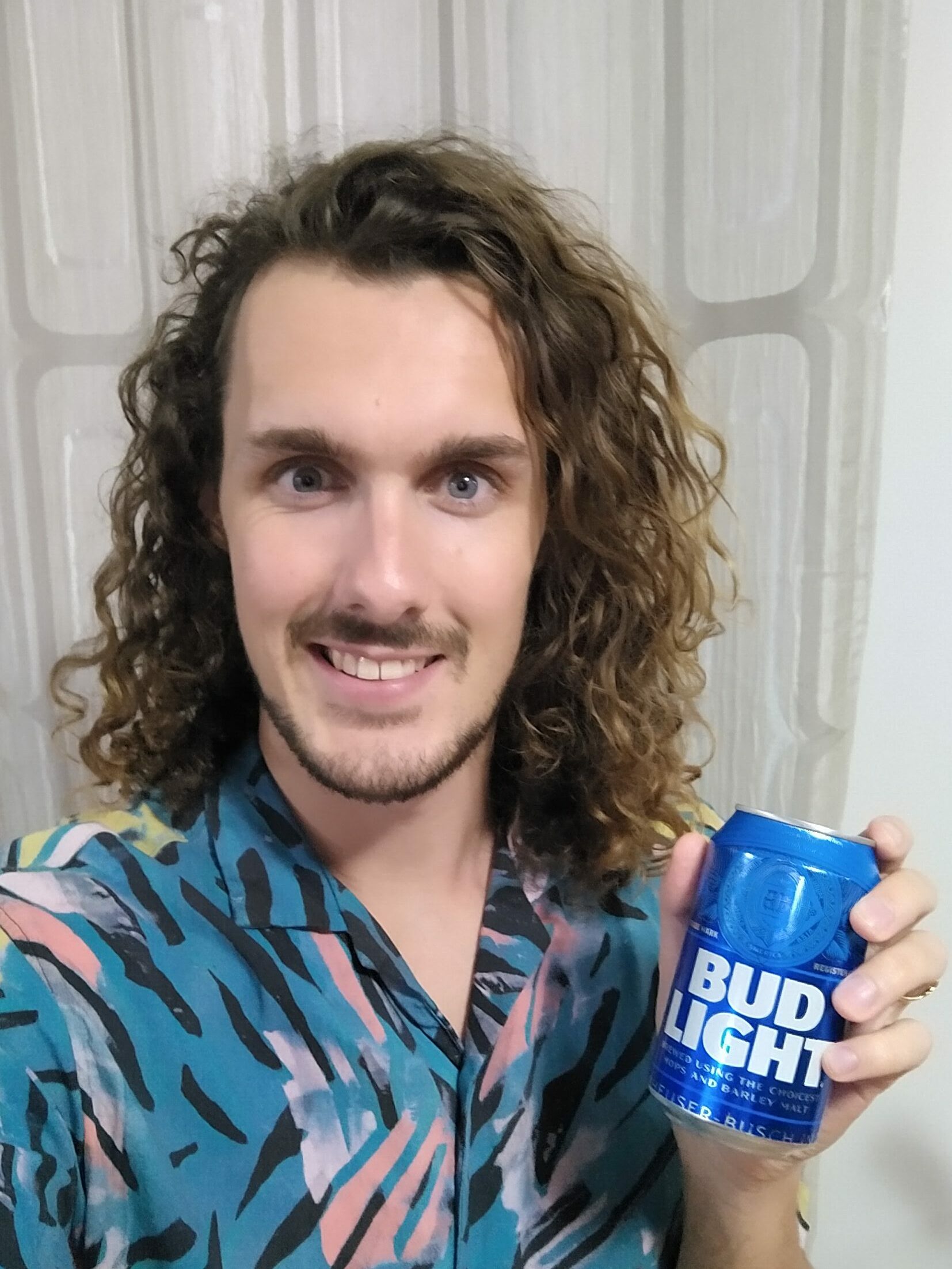 Stefan, the founder of Beveragebeaver.com, holding a can of bud light