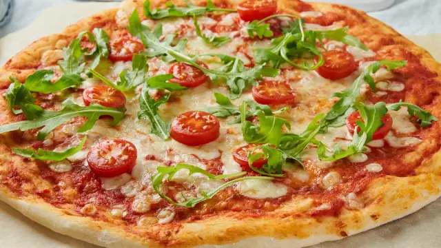 A close up of a margherita pizza