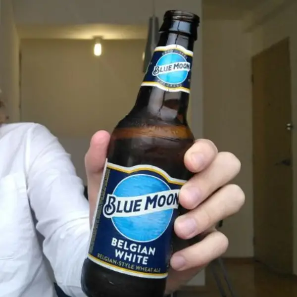 A Blue Moon Belgian White Bottle